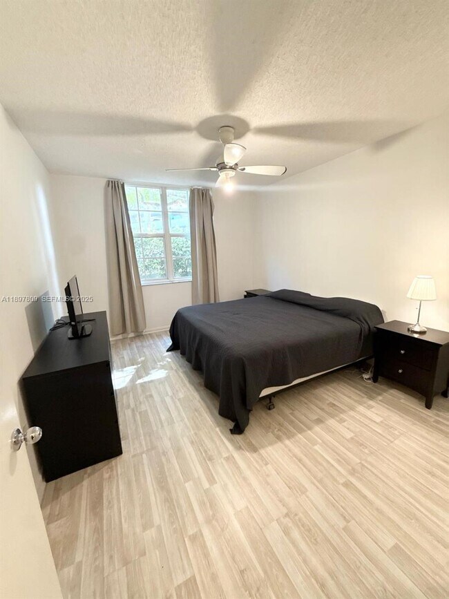 Building Photo - 19501 E Country Club Dr Unit 9104