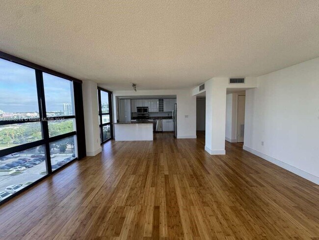 Photo - 600 NE 36th St Unidad 821