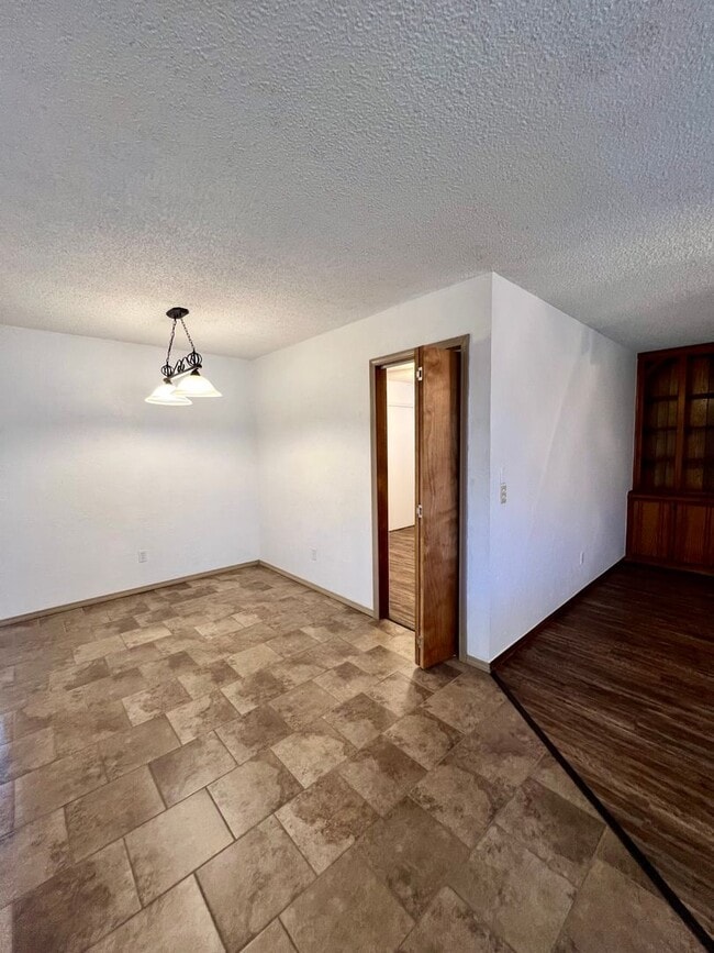 Photo - Spacious 3 bed, 2 bath Home in Yukon!