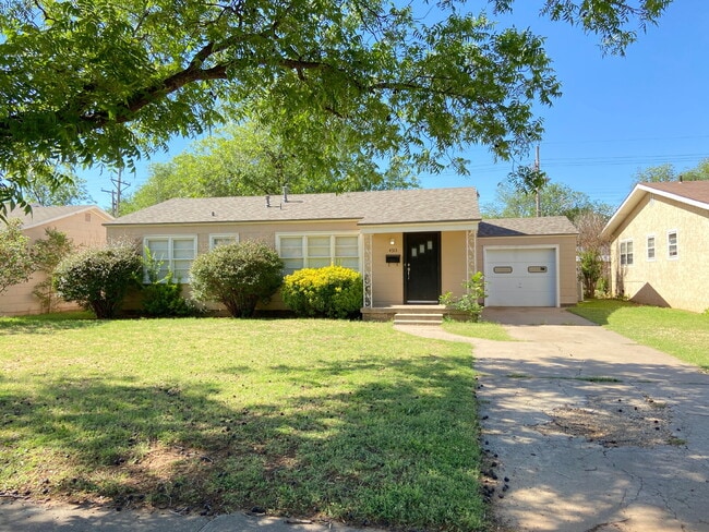 Spectacular Home With Classic Flair Locate... - Spectacular Home With Classic Flair Locate...