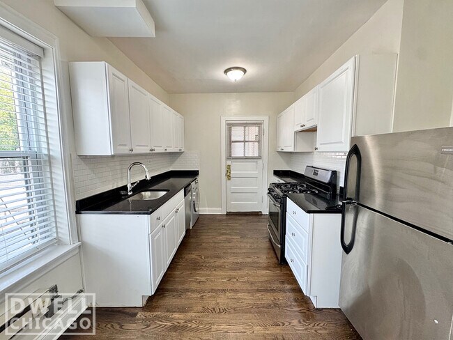 Photo - 3820 N Greenview Ave Unit 1