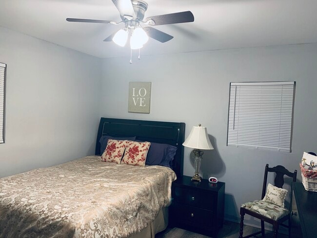 Queen bed in Master bedroom (Room #1) - 533 Hinton St