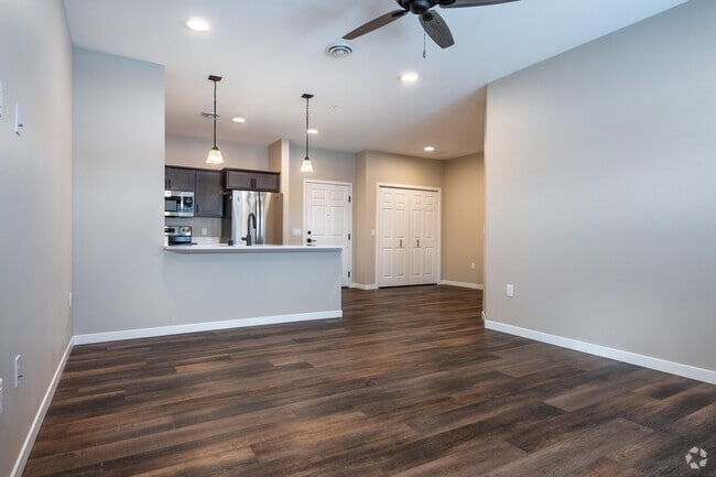 2BR, 1BA - 920SF