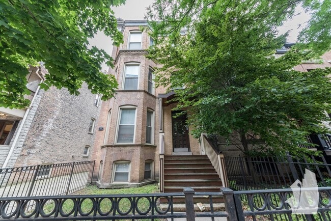 Building Photo - 851 W Wellington Ave Unit 1