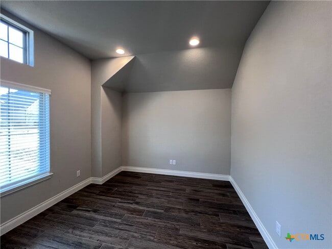 Photo - 535 Orchard Way