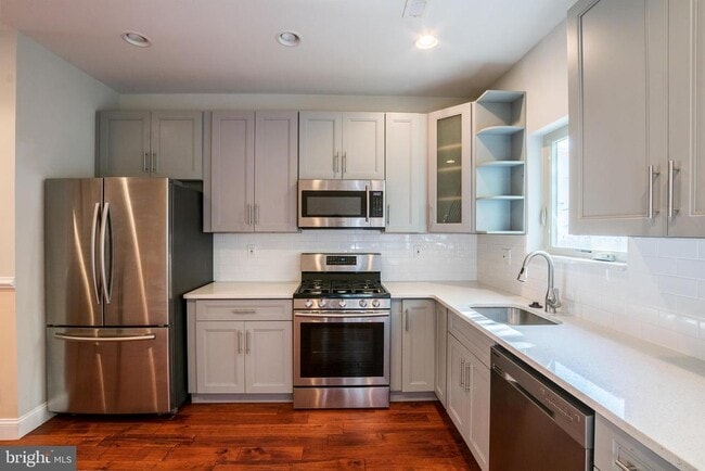 Photo - 2340 Greenwich St