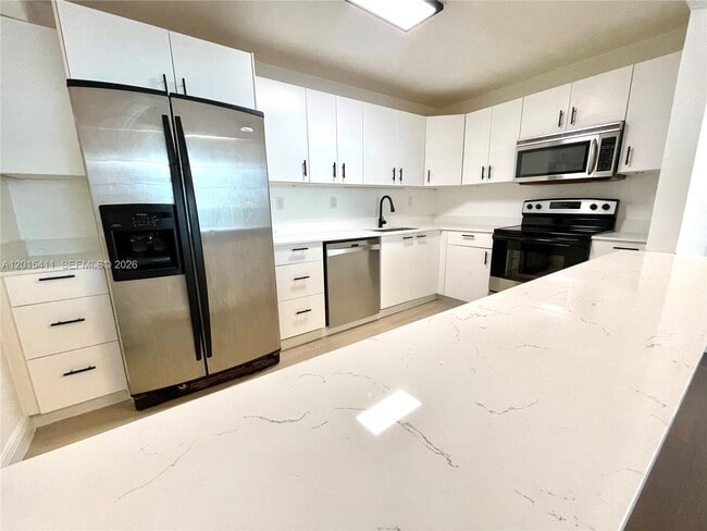 Building Photo - 19390 Collins Ave Unit 316