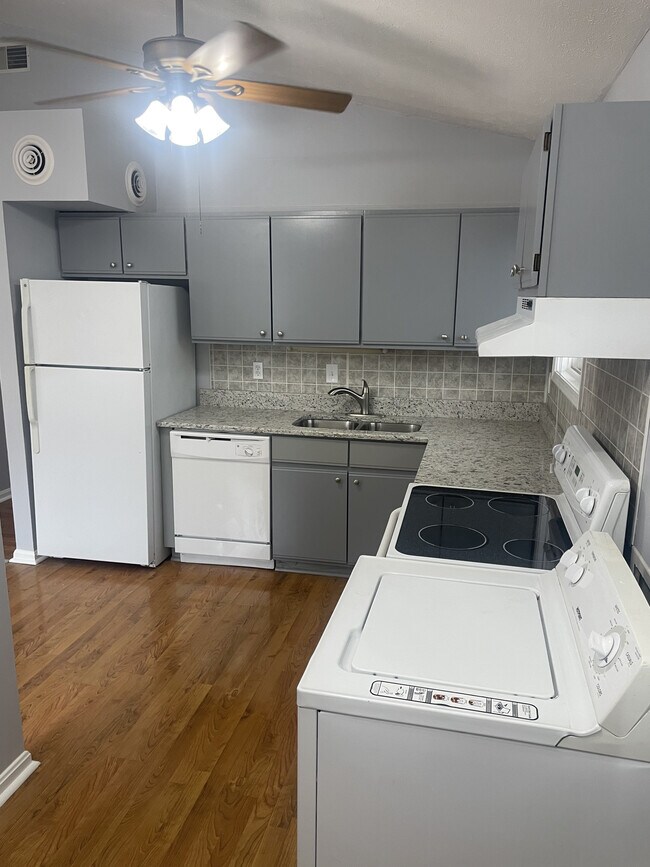 Photo - 129 Montmullin St