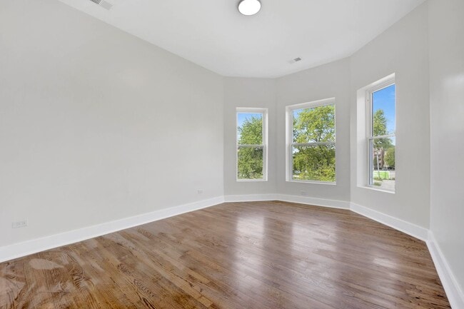 Photo - 4927 S Prairie Ave