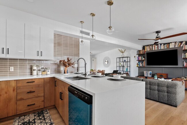 Photo - 530 W 17th St