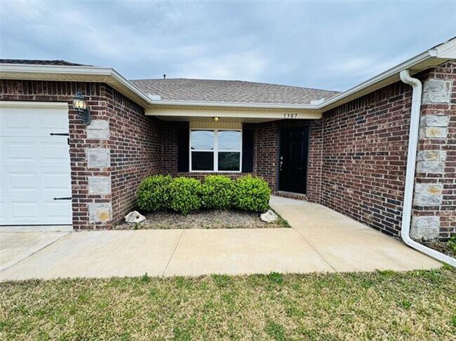 Photo - 4 bed/2 bath newer construction in prime location in Claremore!