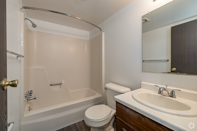2BR, 1BA - 1,050SF - Bathroom - The Highlands Apartments