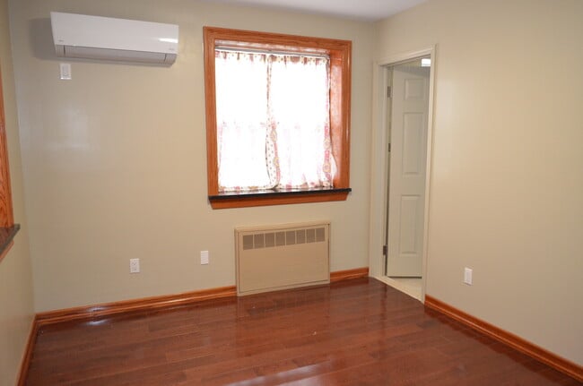 private room - 14906 Elm Ave