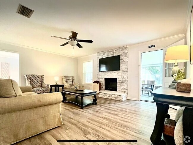 Building Photo - 114 N Palm Dr Rental