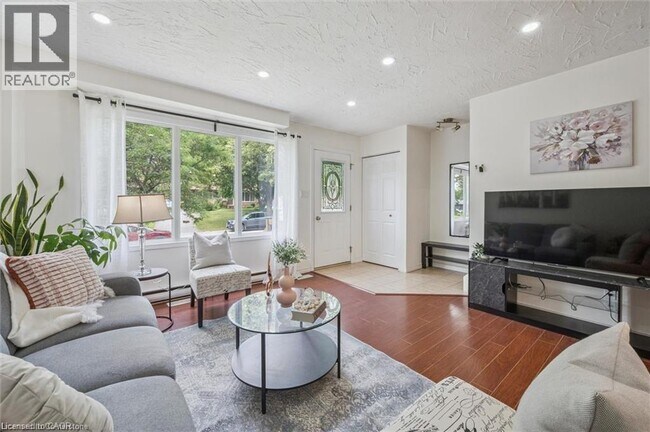 Photo - 187A CEDARVALE Crescent