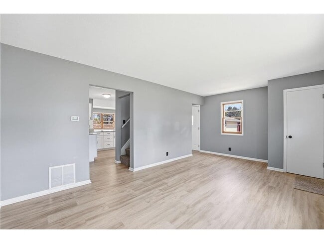 Photo - 1697 Rose Pl W