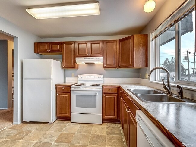 Nicely appointed Kitchen