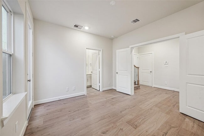 Photo - 3075 Hicks St