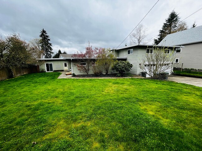 4 Bedroom East Bremerton with Large Yard - 4 Bedroom East Bremerton with Large Yard House