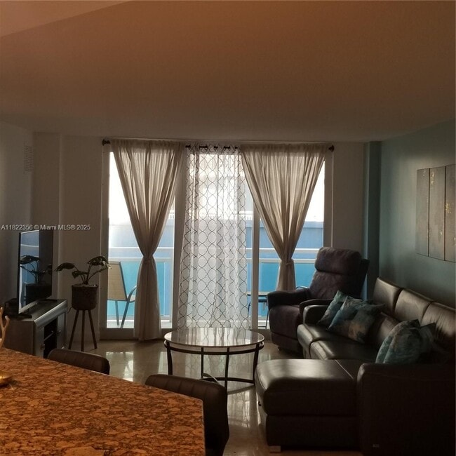 Photo - 6917 Collins Ave Unidad 408 Rental