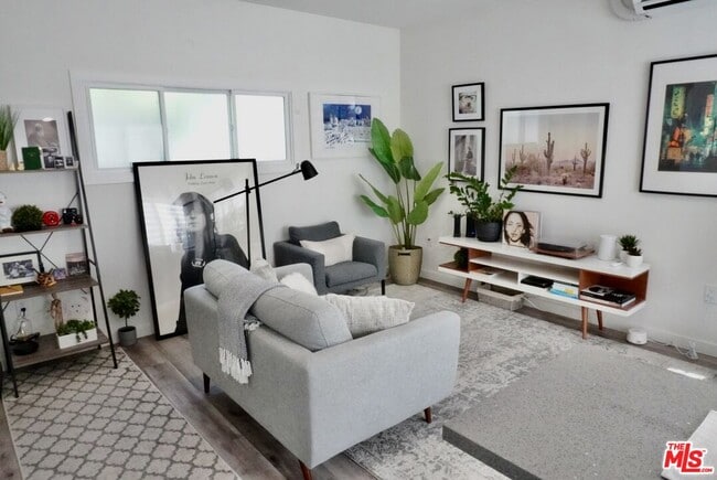 Photo - 1157 S Point View St