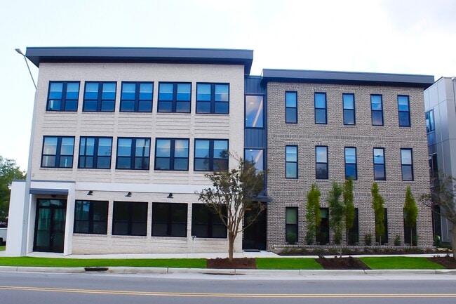Building Photo - Mid Castle Rental