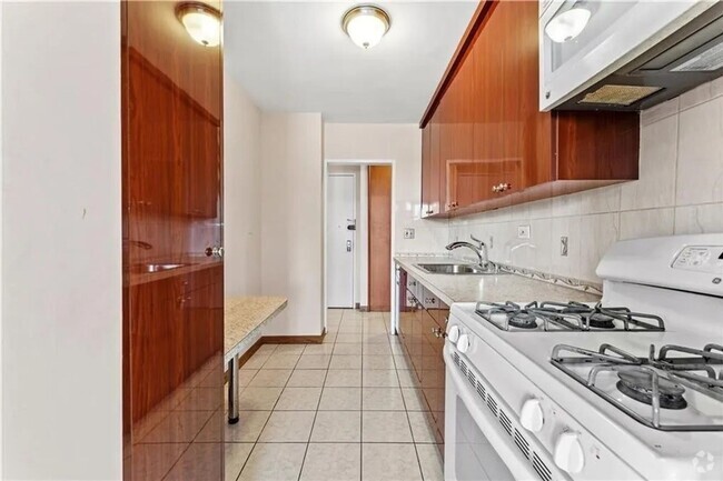 Building Photo - Newly Renovated 1 Bedroom 1 Bathroom  Avai... Unit 4O Rental