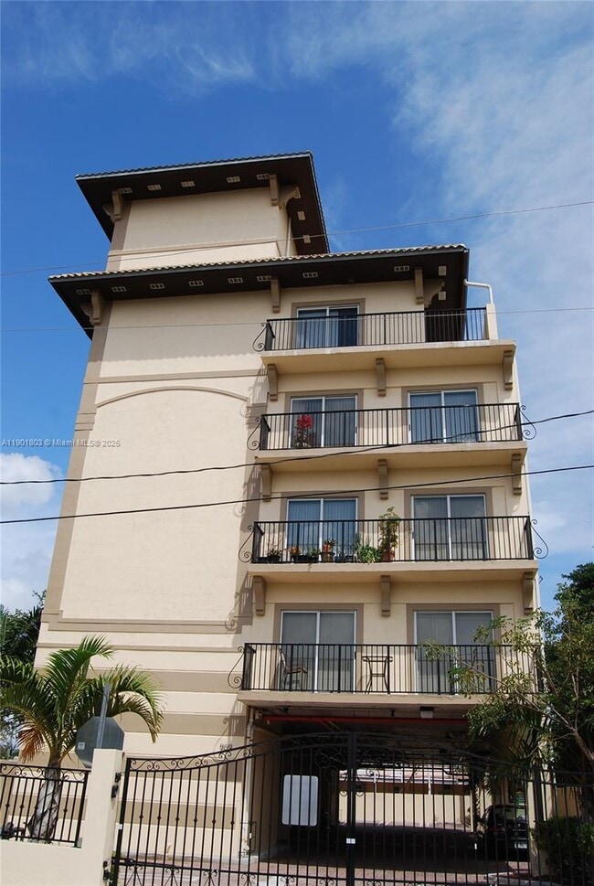 Building Photo - 909 SW 15th Ave Unit 8