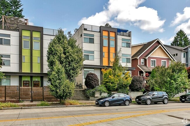Building Photo - Modern Townhouse with Rooftop Deck & Bay V...