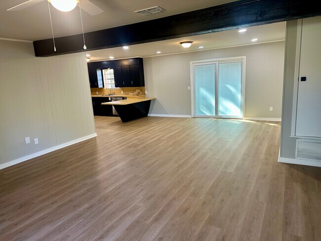 Photo - 412 Helane Ln