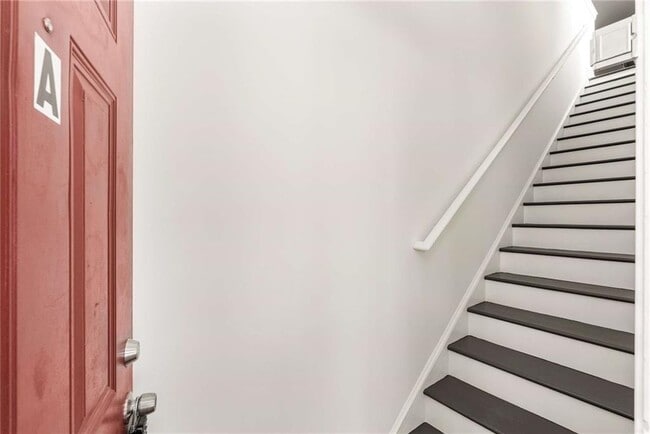 Photo - 94 Lucy St SE