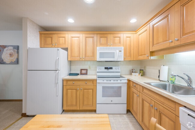 2BR, 1BA - 1,050SF - Kitchen - Putnam Village