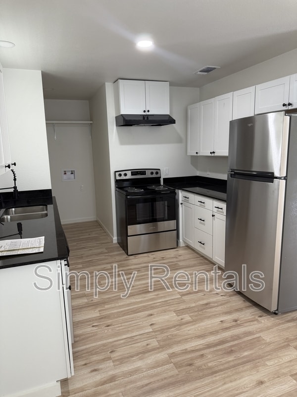 Photo - 831 Fisher St