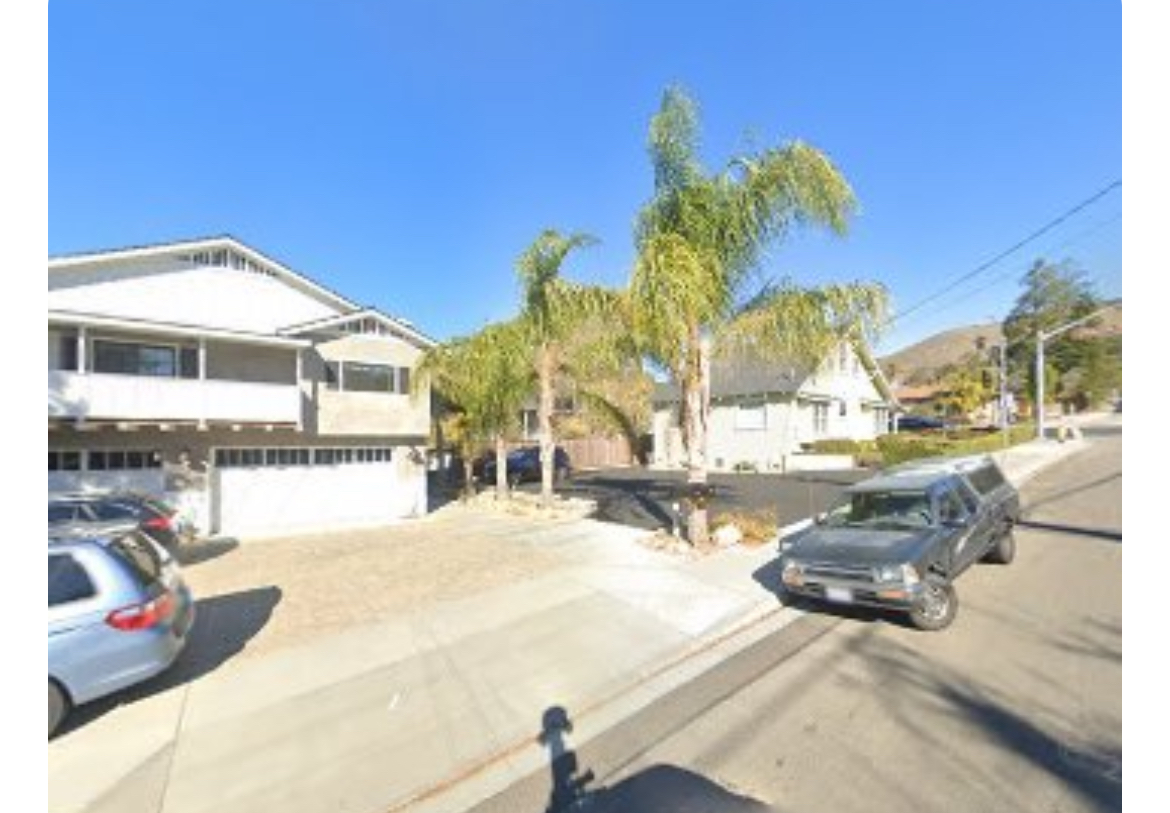 The house is on a flag lot. - 1336 Ella St Casa