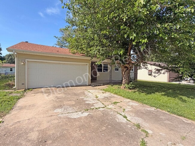 Building Photo - 3 Bedroom Home In Nice, Established Neighborhood