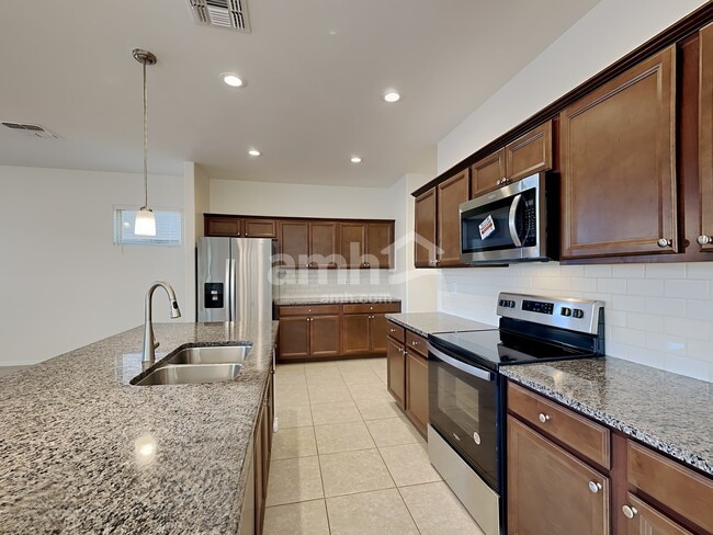 699 N Nestled Hummingbird Ln E