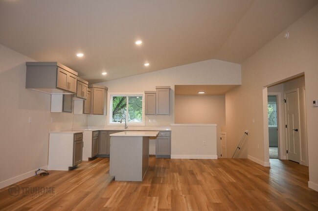 Photo - *RENT SPECIAL* Spacious 4 Bed, 2 Bath Sing...