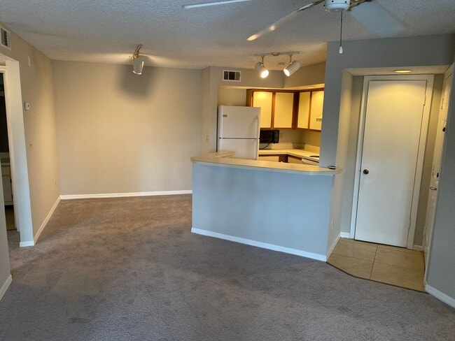 Building Photo - Venetian Place - 1323 Unit 1323