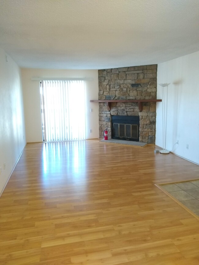 Leaving room - 8335 Fairmount Dr Unidad Build 9 #208 Rental