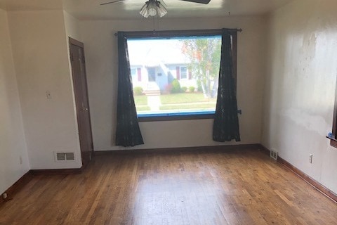 Ventana frontal de la sala de estar - 6703 35th Ave