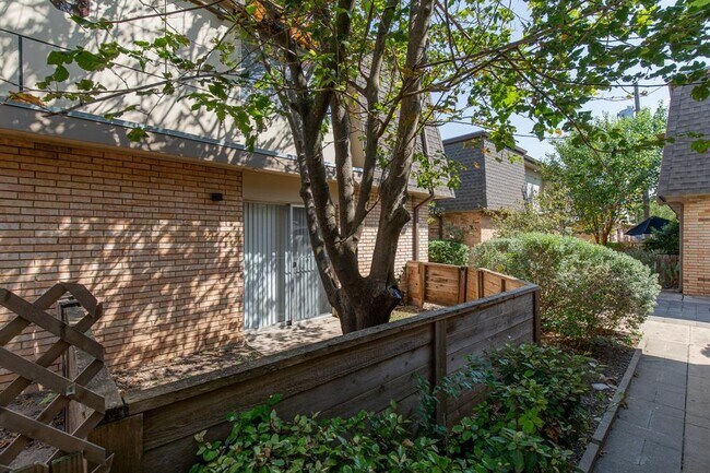 Building Photo - 5506 Grover Ave Unit G-126 Rental