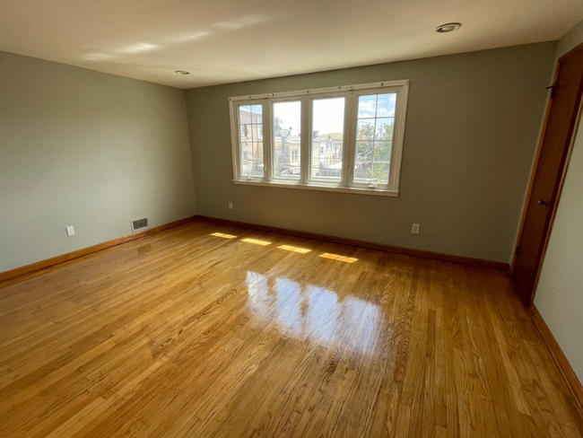 Building Photo - 330 Sussex St Rental