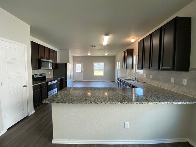 Photo - Spacious 4 Bedroom ~ Convenient to JBSA Ra...