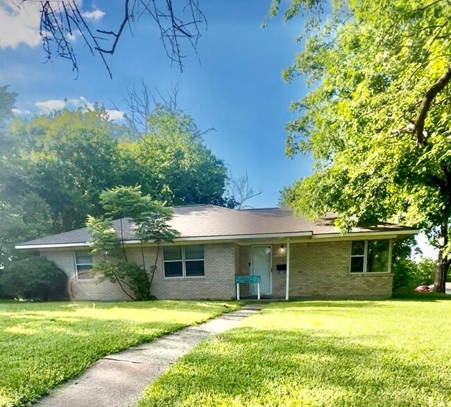 Photo - 2704 Cedar Dr House