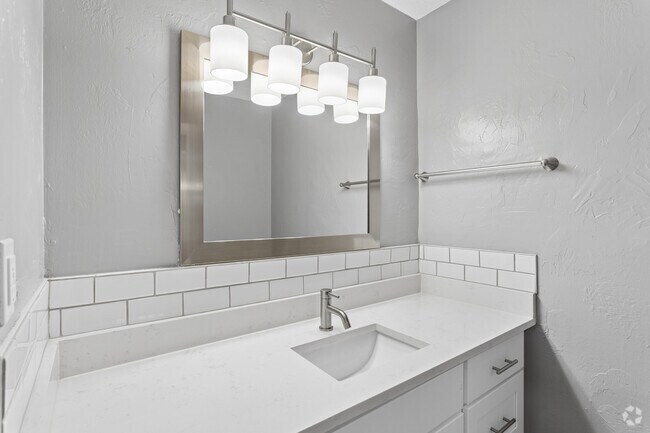 2BR, 1.5BA - 991SF - Bathroom