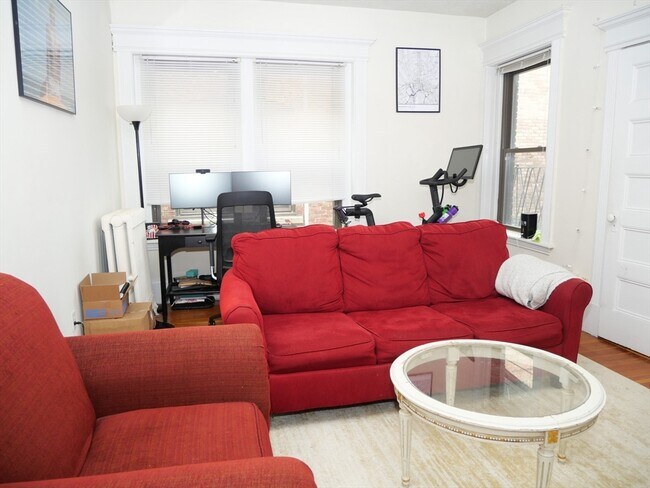 Building Photo - 1614 Beacon St Unit 10