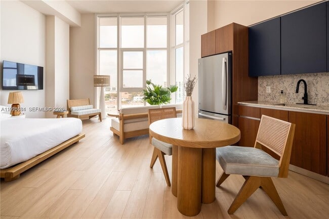 Building Photo - 275 SW 6th St Unit 502