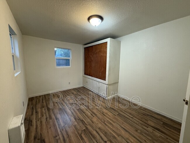 Photo - 173 SE Lane Ave