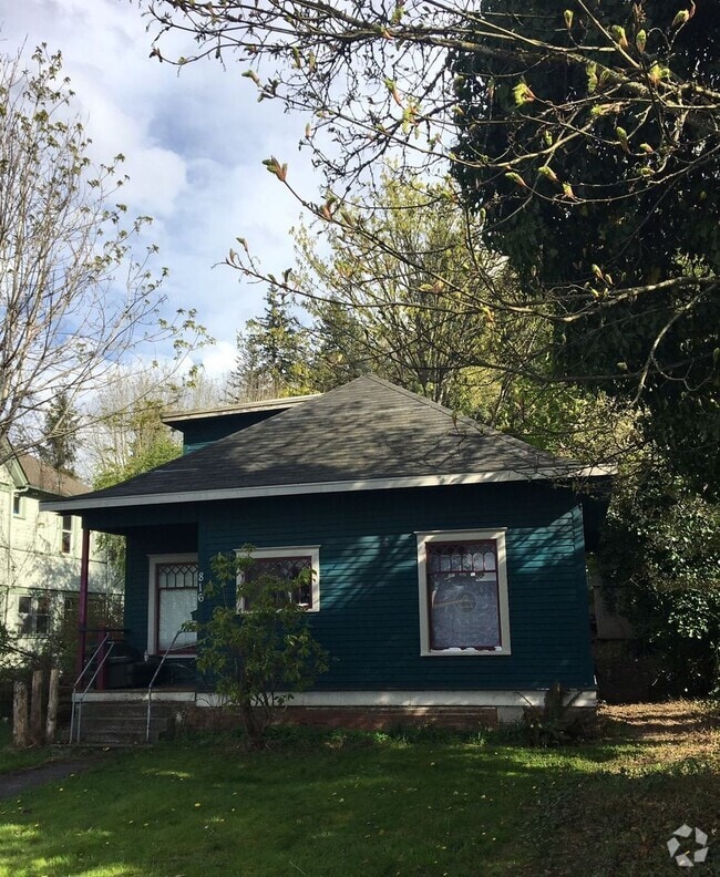 Building Photo - Great 5 Bedroom + 2 Bath House with Flexib...