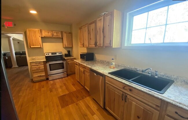 Photo - 57 Winchester St - Rooms for Rent